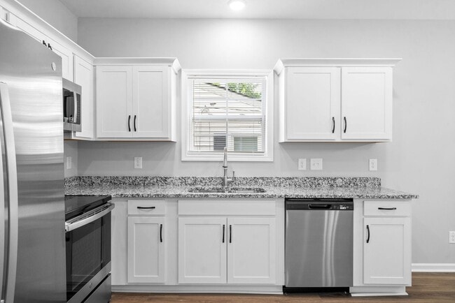 Building Photo - 4 Bedroom Home For Rent Near Downtown Clarksville!