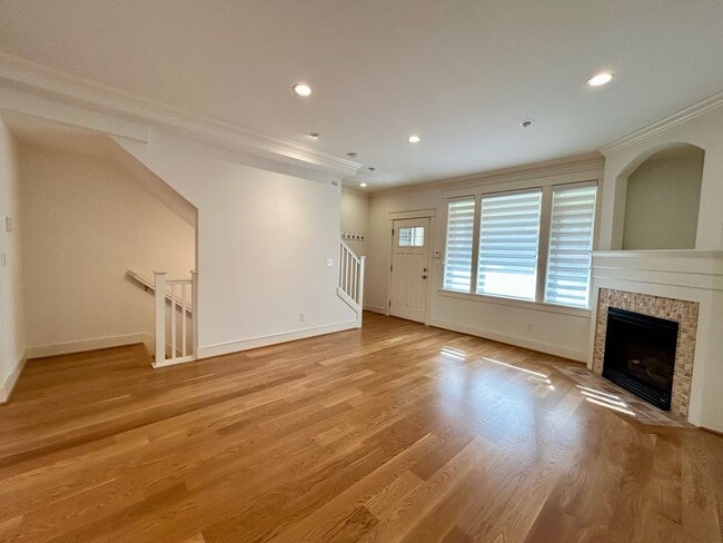 Building Photo - Queen Anne Townhome