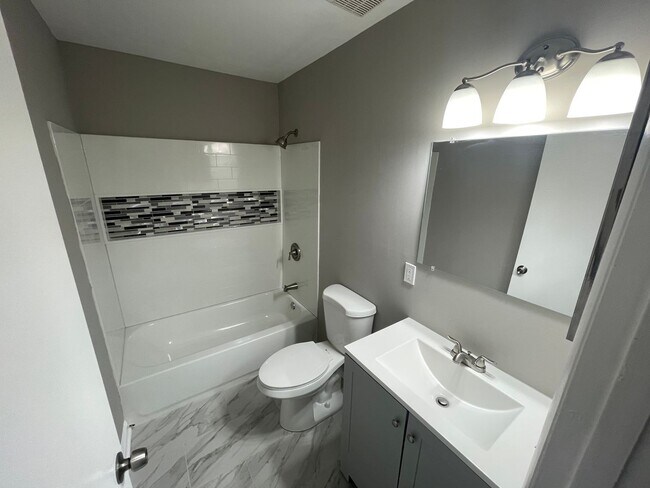 Building Photo - Renovated Condo in Edgewood with Garage!