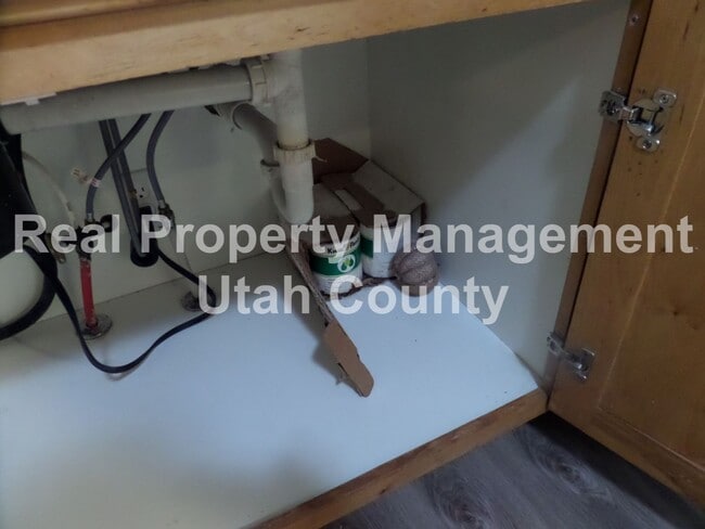 Building Photo - Darling Condo available