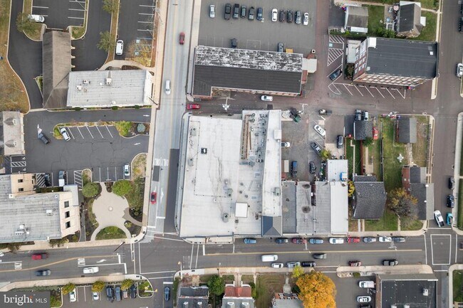 Building Photo - 30 W Broad St