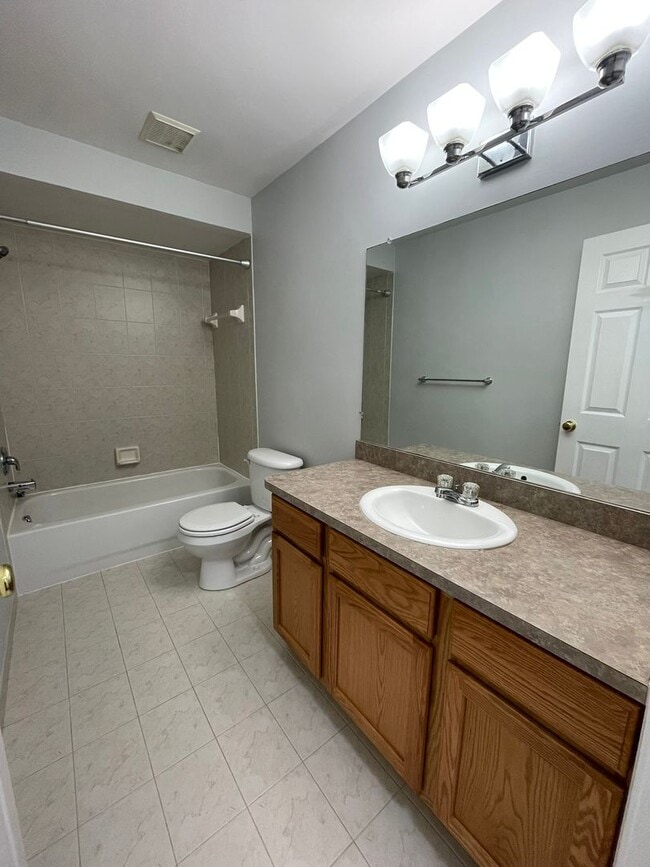 Building Photo - Bright Upper Condo with Garage | Near Shopping & Trails