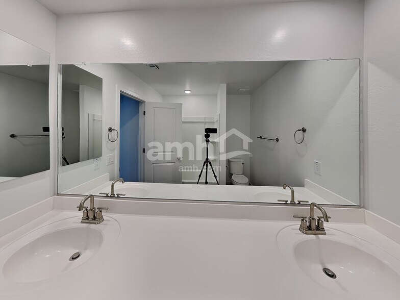 Building Photo - 4308 S 105th Dr