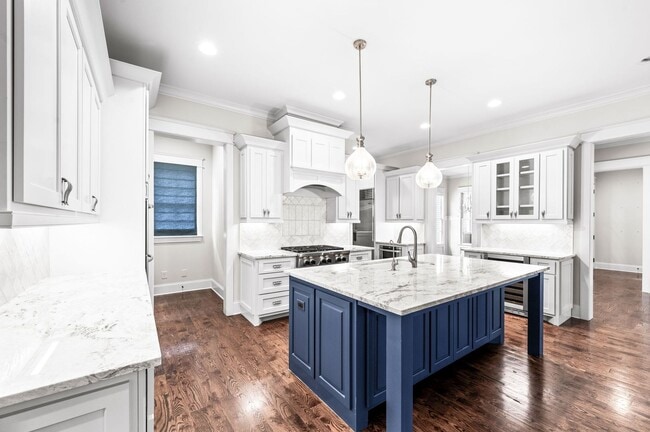 Building Photo - Stunning 5BE/4.5BA home nestled in the hig...