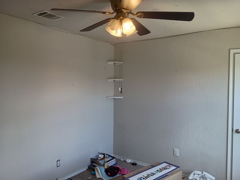 Building Photo - Room in House on Ashworth Blvd
