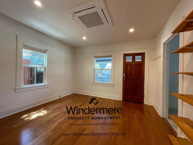 Building Photo - Charming Land Park Bungalow 1x1 with Bonus...