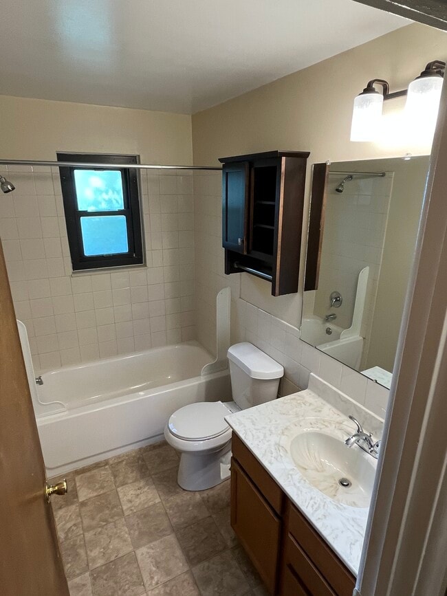 Full Bath - 2929 Columbus St