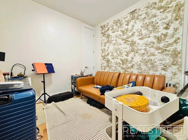 Building Photo - Stylish 3 Bed / 2 Bath in Prime Ridgewood ...