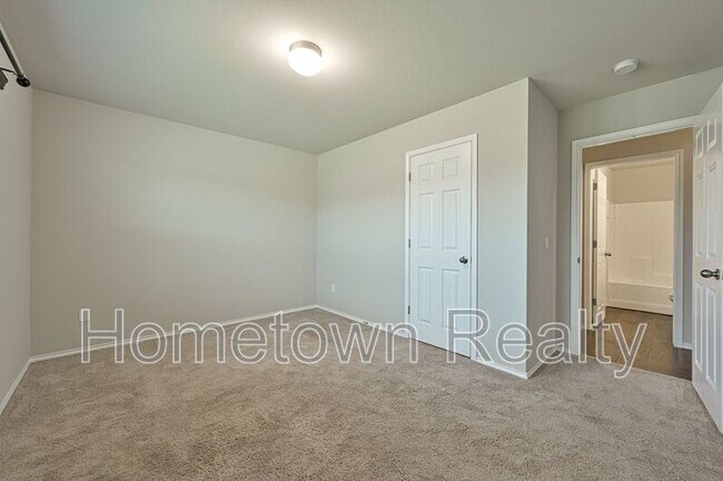 Building Photo - 9708 High Noon Rd