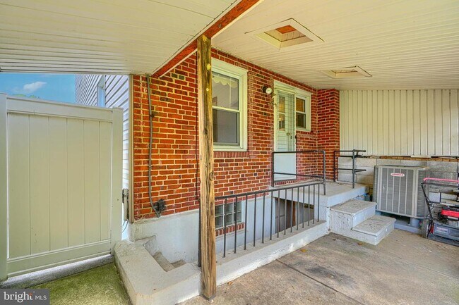 Building Photo - 7114 Greenwood Ave