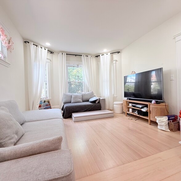 Living room - 21 Harlow St