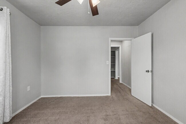 Building Photo - 537 SW 45th St