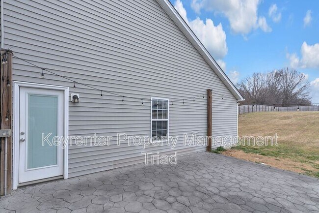 Building Photo - 540 Lake Way