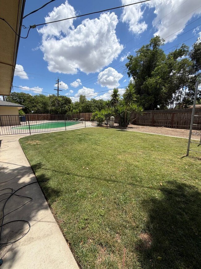 Building Photo - Large 3/3 Single-Family Home With Giant Yard