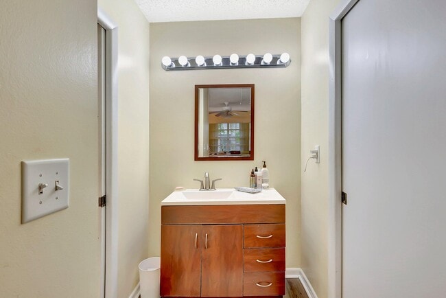 Building Photo - 5840 Summerfield Ct