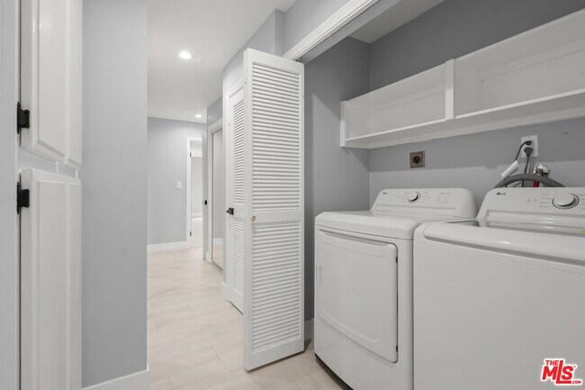 Building Photo - 441 N Oakhurst Dr