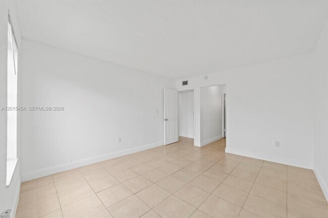 Building Photo - 525 W 69th St
