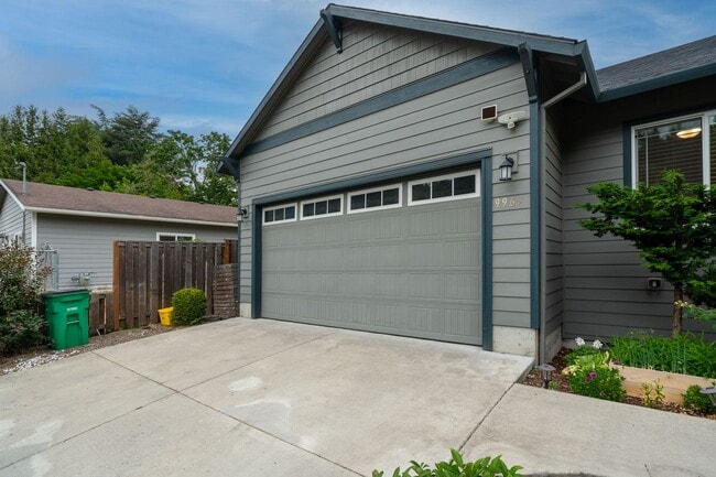 Building Photo - 9965 SE Taggart St