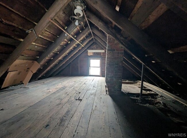 Building Photo - 627 Deer St