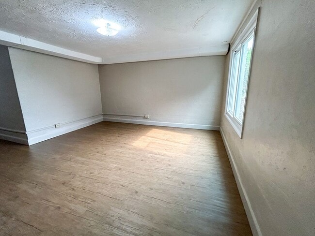 Building Photo - 1550 Corina Dr SE