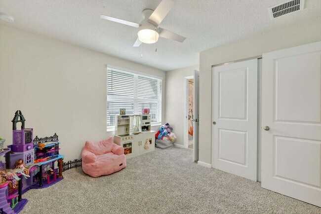 Building Photo - 5652 SE Edgewater Cir