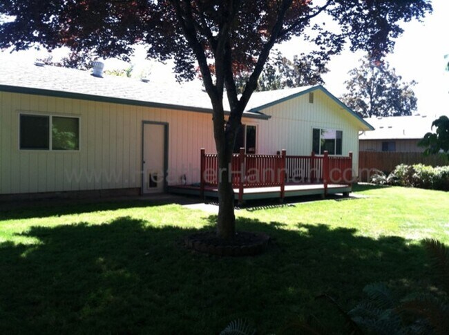 Building Photo - 3 Bedroom House with many upgrades!