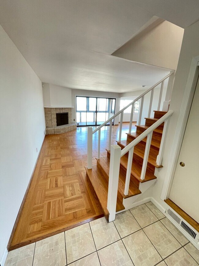 Building Photo - Beautiful Golden Gate Heights 5 Bed/3.5 Bath Home w/Amazing Views