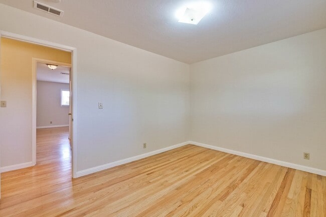 Building Photo - Beautiful Birdland Home on Quiet Cul-de-Sa...