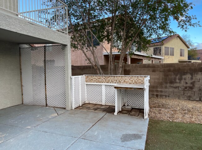 Building Photo - 3 Bed/2.5 Bath 2-Level Home with Loaded Kitchen! Washer/Dryer! Big backyard!