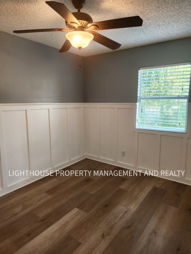 Building Photo - Beautifully Updated 3/2 One Mile from Beach!