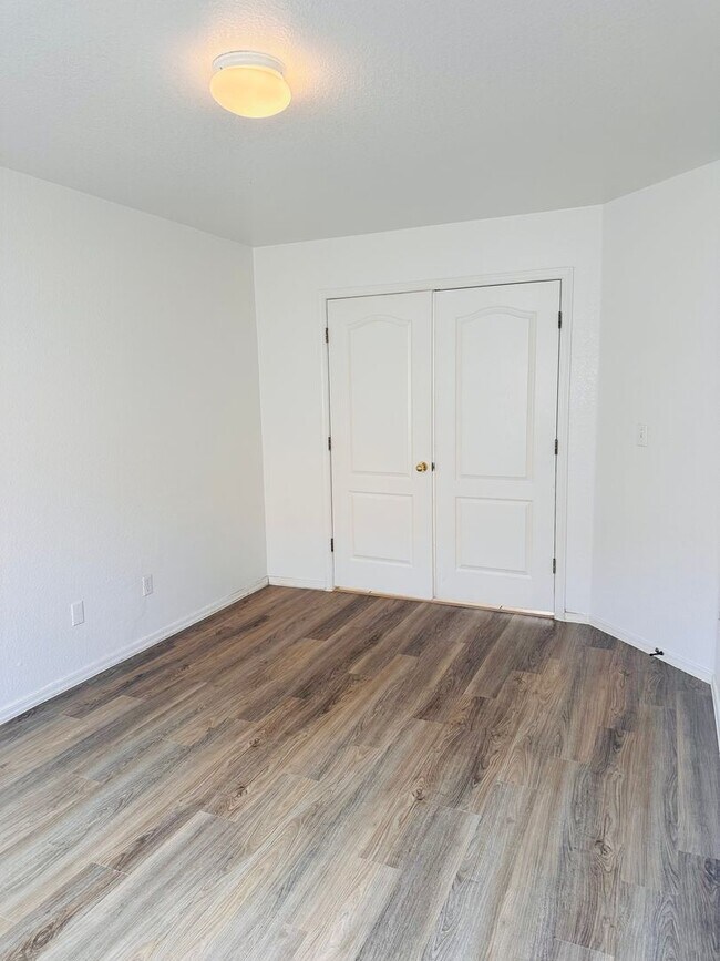 Building Photo - LOVELY HOME - 2 BEDROOM PLUS LARGE DEN - LARGE YARD