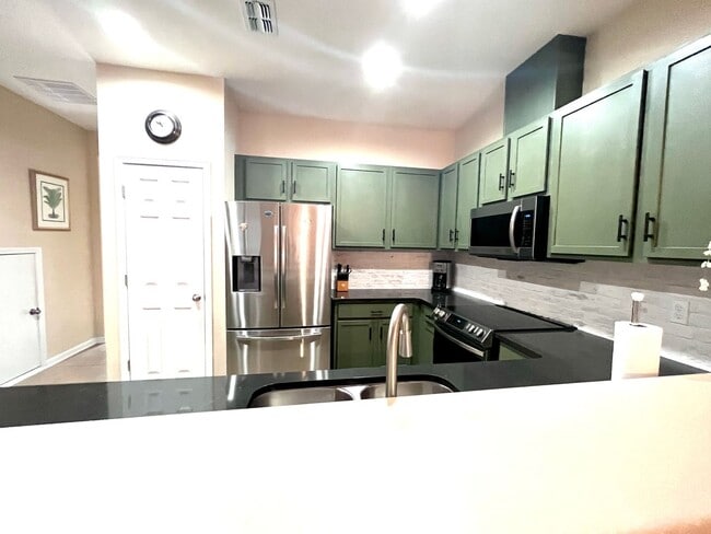 Building Photo - FULLY FURNISHED!!!  3 bedroom, 2 1/2 bath ...