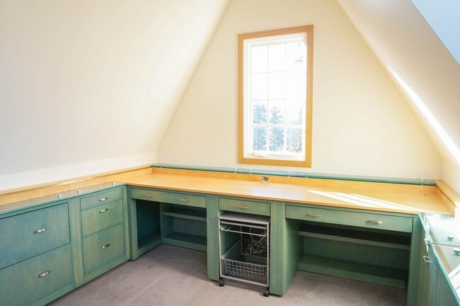 Building Photo - Dream Home in the Southwest Hills! Your Pa...