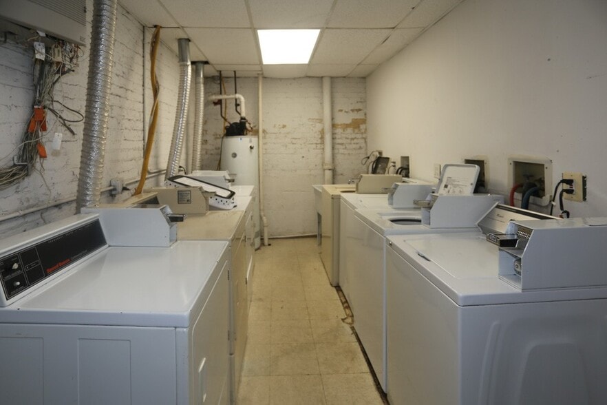 Building Photo - 922 W Dakin St