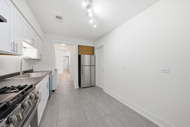 Building Photo - 5212 S Ingleside Ave