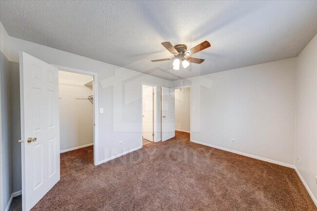 Building Photo - 542 Woods Crossing Dr