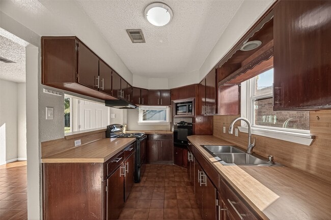 Building Photo - 1211 Helms Rd