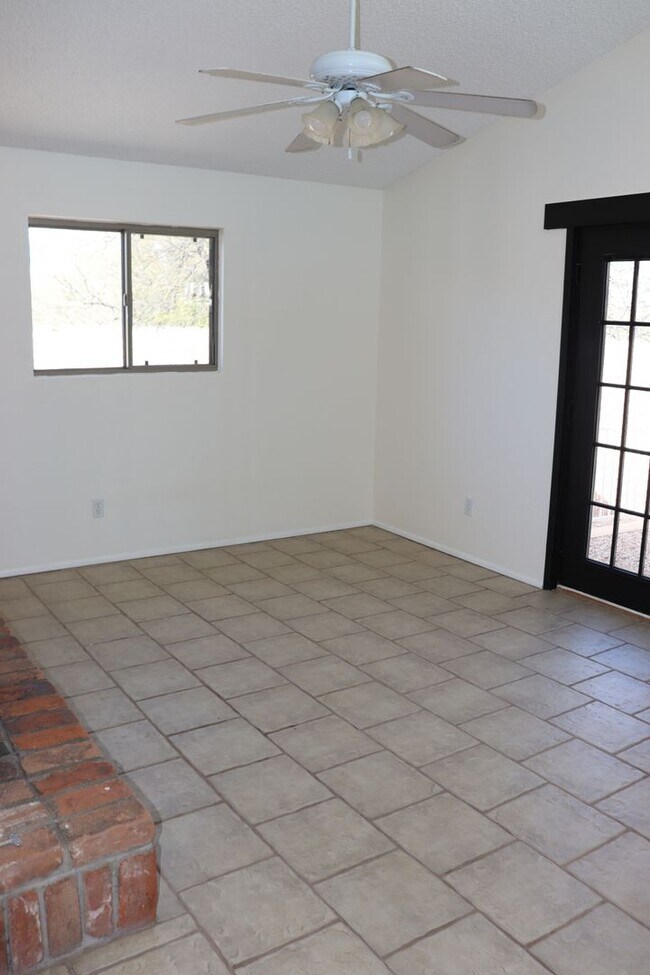 Building Photo - 5 Bedroom, 2 Bathroom