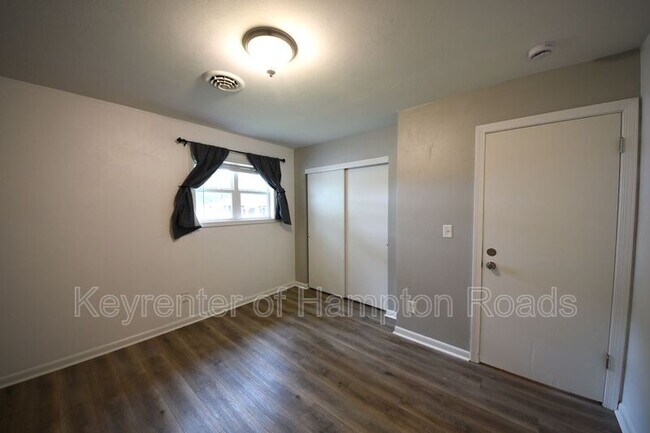 Building Photo - 823 Brentwood Dr