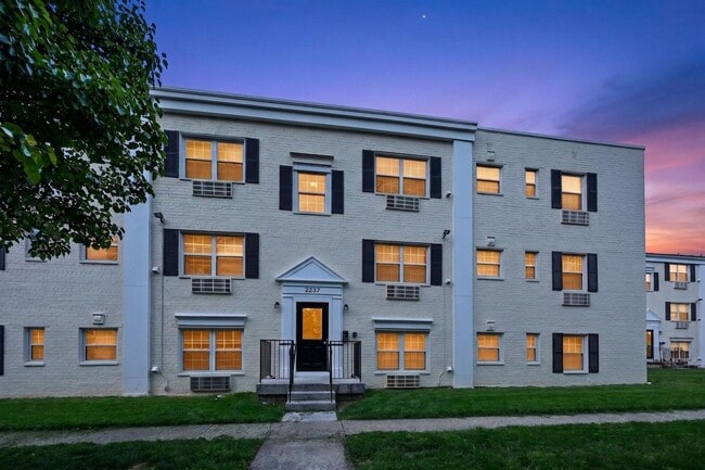 Building Photo - 2237 Farrington Ave