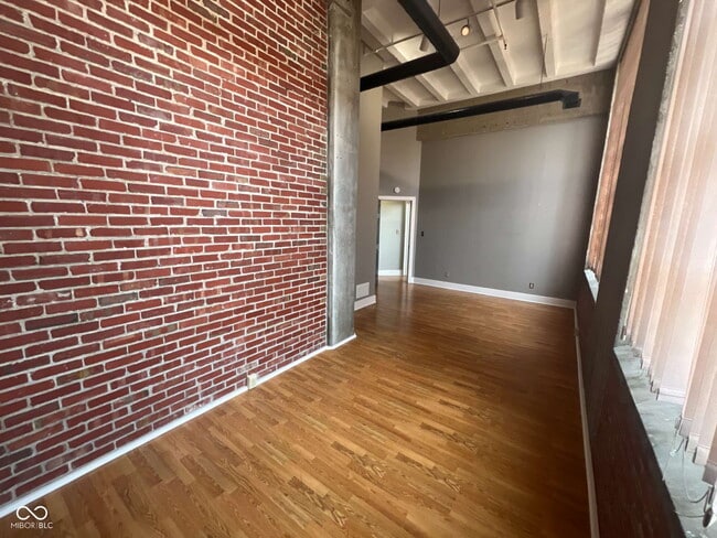 Building Photo - 611 N Park Ave