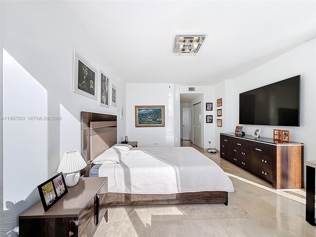 Building Photo - 808 Brickell Key Dr