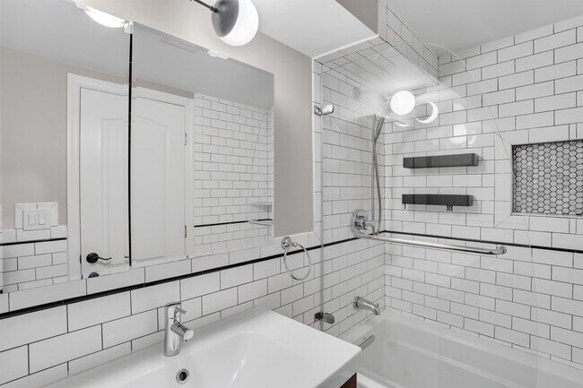 Building Photo - 214 9th St