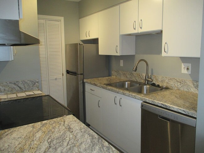 Building Photo - One Bedroom Condo in Cardinal Forest, Springfield