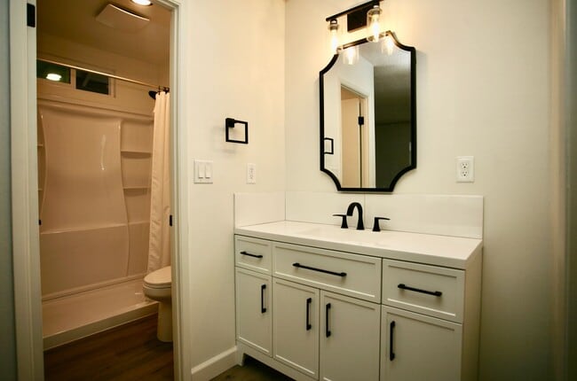 Building Photo - 3br, 2ba in a Great Family Neighborhood Available Now!