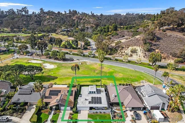 Building Photo - STUNNING HOME WITH GOLF COURSE VIEW IN WHI...