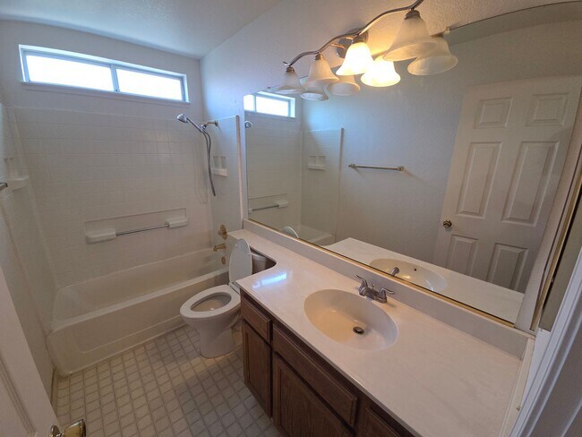 Building Photo - 3 bedroom/2bath home in quiet neighbothood