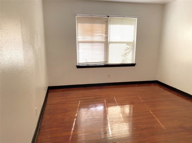 Building Photo - 1301 Bayswater Dr