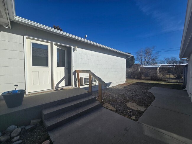 Building Photo - 417 &amp; 417 1/2 16th ST W