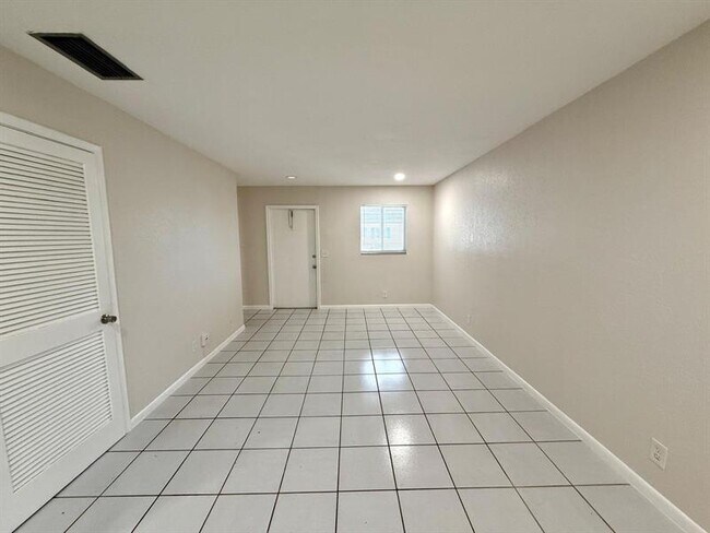 Building Photo - 511 W Kalmia Dr